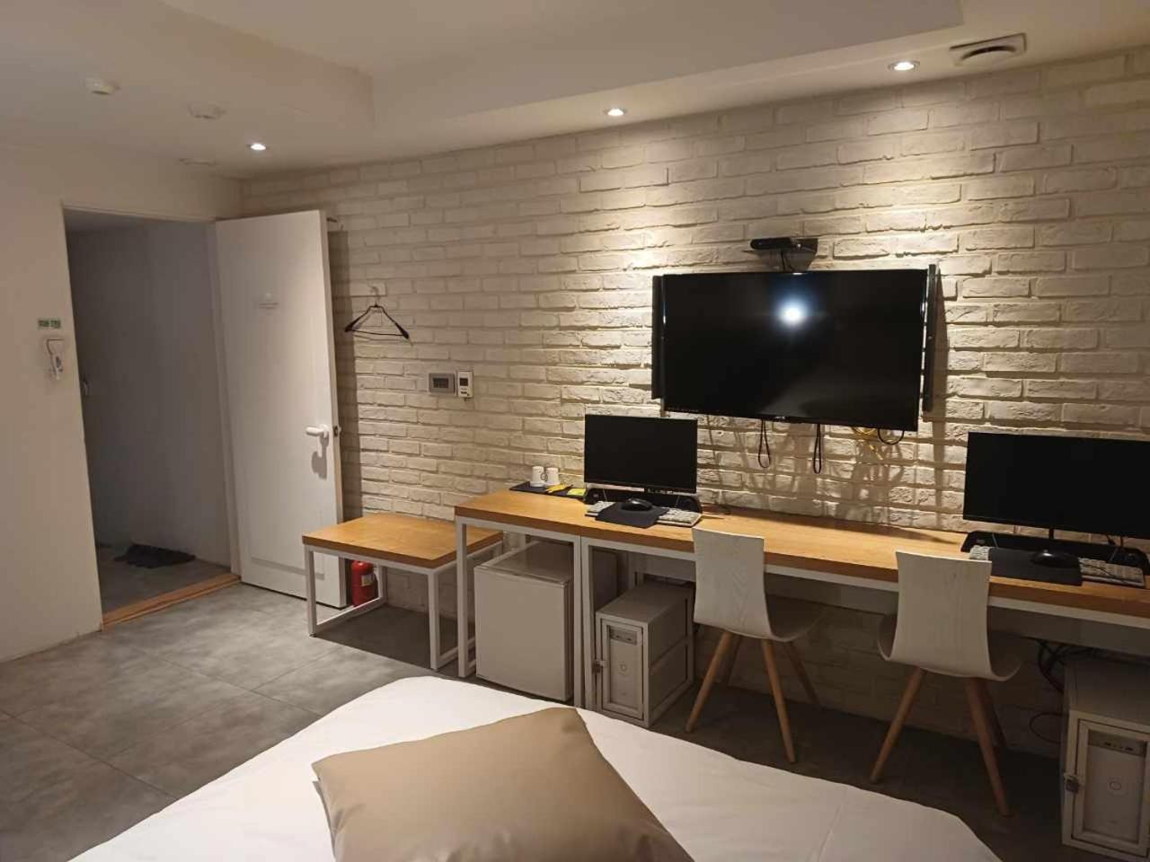 Hotel Yaja Hwajeong Station Коян Екстер'єр фото